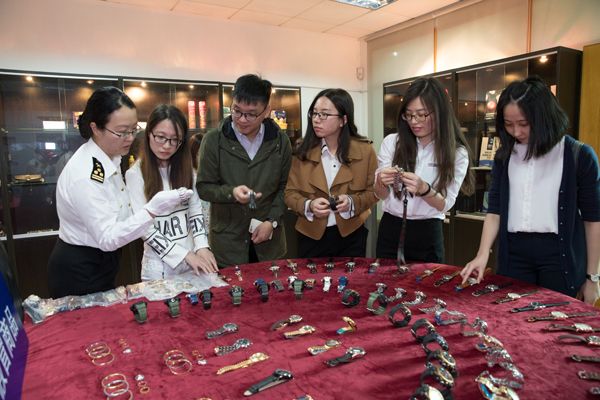 ag亚娱官网:装鱼缸供儿游泳 彻底完工花费147万人民币(图2) ag亚娱官网