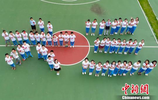 AG亚娱集团-周艳泓混搭廖佳琳翻唱阿黛尔歌曲 重现洗脑神曲(图4) ag亚娱官网