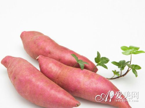 Karencici写《陪你玩到底》对抗心魔 MV化身嘻哈版春丽_AG亚娱集团(图2) AG亚娱集团官方