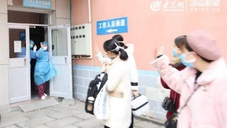 ‘AG亚娱集团官方’罗时丰《天黑就想醉》MV首播 复古做旧风唤起回忆(图1) AG亚娱集团