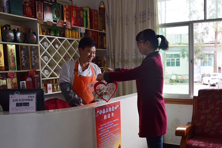 ‘ag亚娱官网’李荣浩《耳朵》MV首播 亲任MV创意总监才华横溢(图2) AG亚娱集团